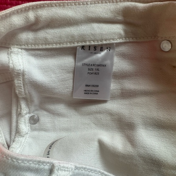 XL Risen Button Shorts - Picture 3 of 3